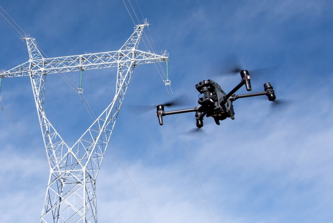 Drone professionale durante l’ispezione di una linea elettrica ad alta tensione